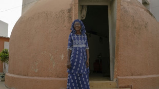 Singulières, les dernières "maisons-bulles" de Dakar résistent à l'urbanisation galopante