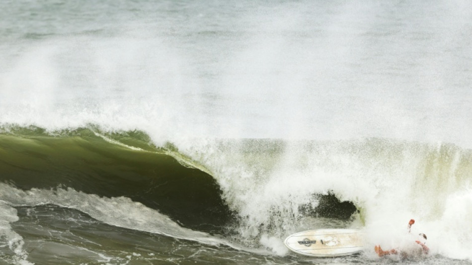 El huracán Erin inunda zonas costeras del este de EEUU