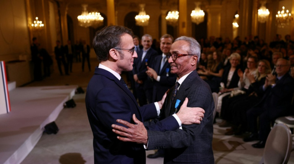 "&Ccedil;a y est je suis chevalier!": Macron d&eacute;core le dernier vendeur de journaux &agrave; la cri&eacute;e de Paris