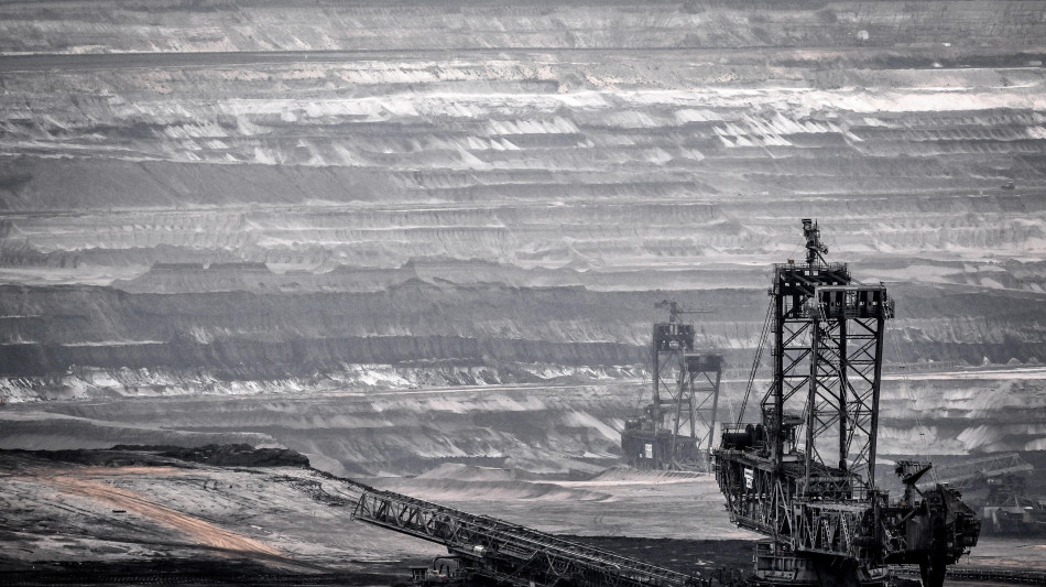 Trump firma decreto per rilanciare estrazione e uso del carbone