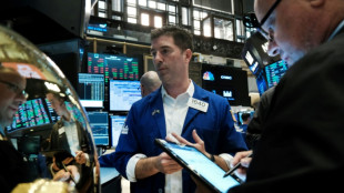 Wall Street ouvre en ordre dispers&eacute; et cherche &agrave; maintenir l'&eacute;lan de jeudi