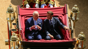 El presidente franc&eacute;s visita Reino Unido, en primer viaje de un jefe de Estado europeo tras el Brexit