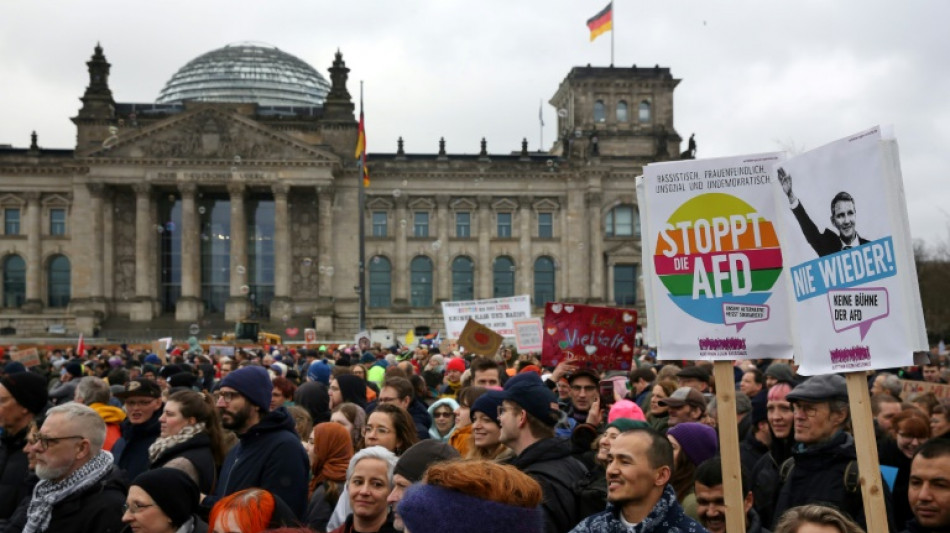Aktivisten organisieren Lichtermeer gegen rechts und f&uuml;r Demokratie in Berlin