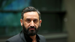 Une affiche d'Hanouna s&egrave;me le trouble jusque dans les rangs insoumis