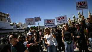 Gr&egrave;ce: gr&egrave;ve in&eacute;dite des tavernes du port touristique de Paros