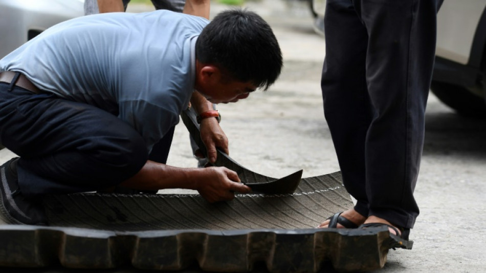 Au Vietnam, les sandales de caoutchouc font de la r&eacute;sistance