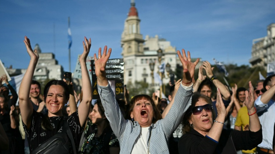 Manifestantes argentinos comemoram rejei&ccedil;&atilde;o de deputados a vetos de Milei