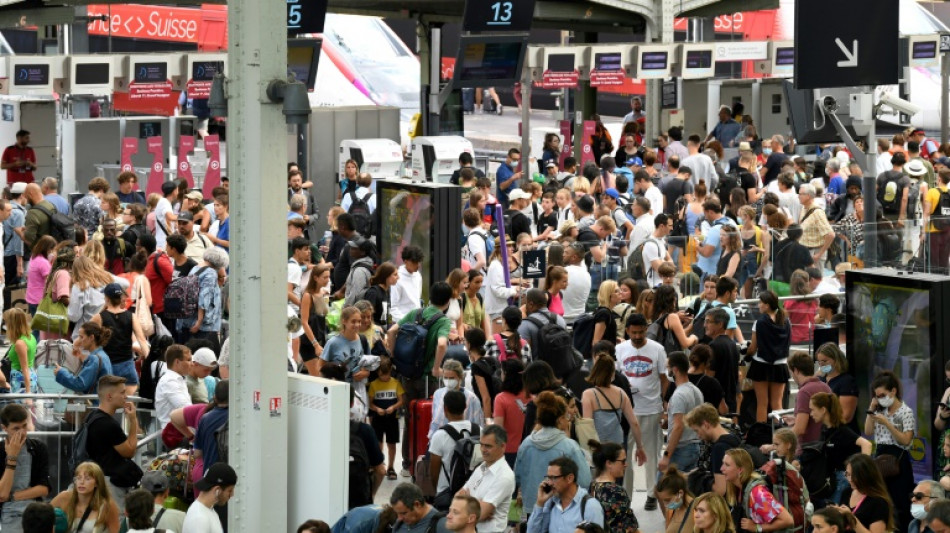 Juillettistes et ao&ucirc;tiens prennent d'assaut les routes et les gares