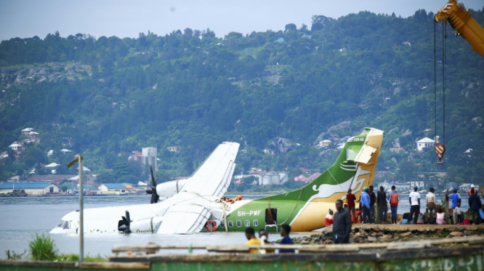 Accident d'avion en Tanzanie : l'&eacute;pave extraite du lac Victoria

