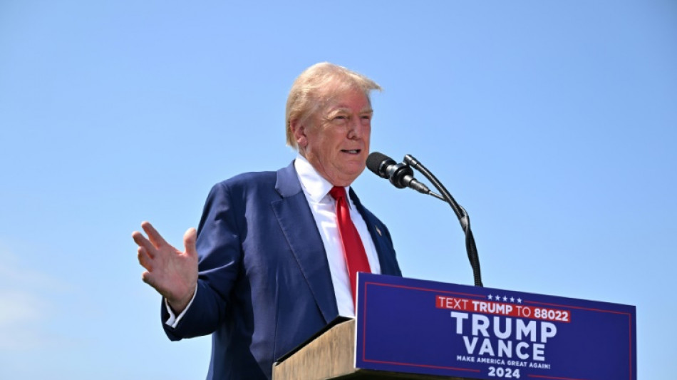 Trump diz que n&atilde;o vai vender a&ccedil;&otilde;es do seu grupo e papel dispara