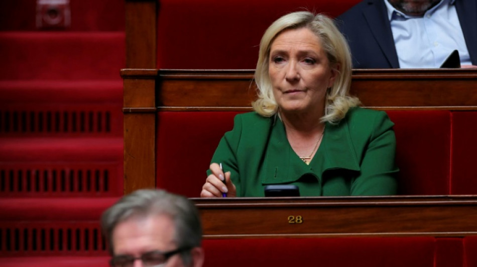 Autor de ameaça a juíza que condenou Le Pen pega prisão condicional na França