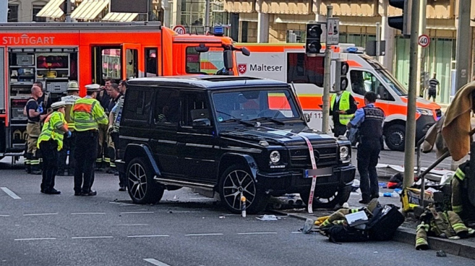 Auto f&auml;hrt in Stuttgart in Menschengruppe - Drei Schwerverletzte 