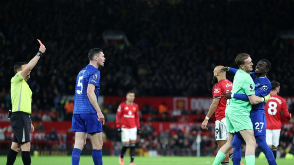 Everton shrug off bizarre red card to beat Man Utd