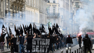 Polícia de Paris é criticada por autorizar manifestação neonazista