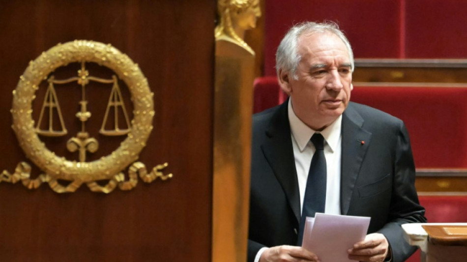 Budget: les socialistes &eacute;cartent la censure, Bayrou d&eacute;gaine ses premiers 49.3