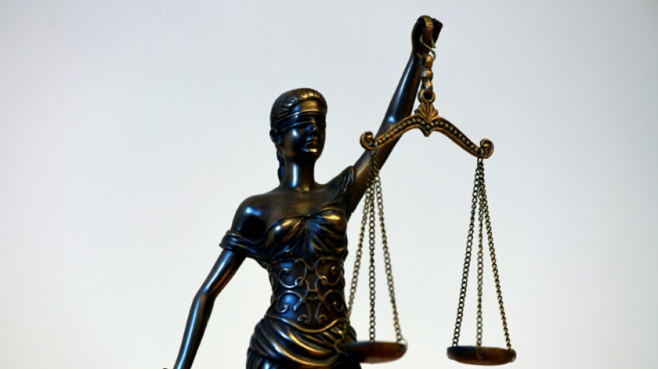 Orthop&auml;de wegen Vergewaltigung und Nacktfotos von Patientinnen vor Gericht