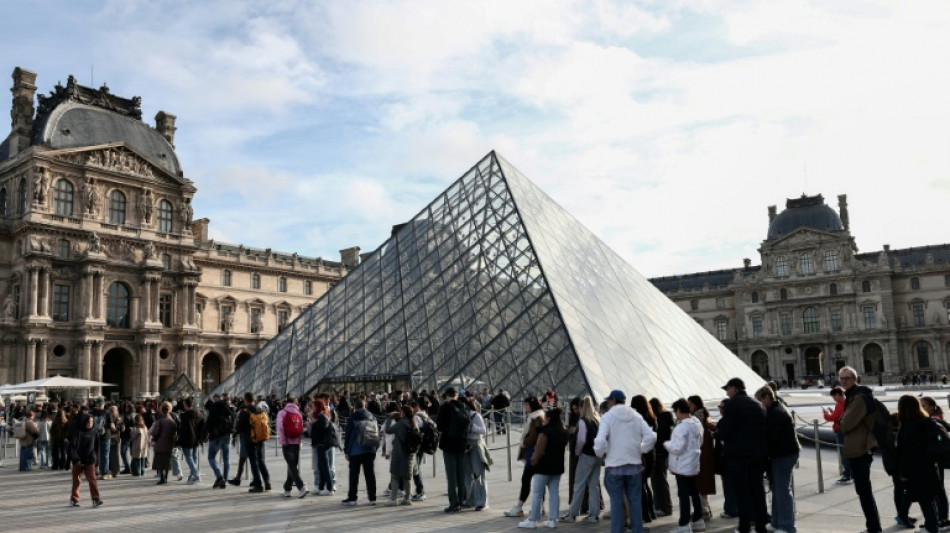 Dois homens detidos na Fran&ccedil;a por roubo de joias no Louvre