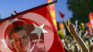 Tr&ecirc;s prefeitos opositores detidos na Turquia