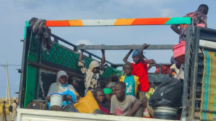 Centenas de fam&iacute;lias sudanesas fogem ap&oacute;s violentos combates perto de Cartum