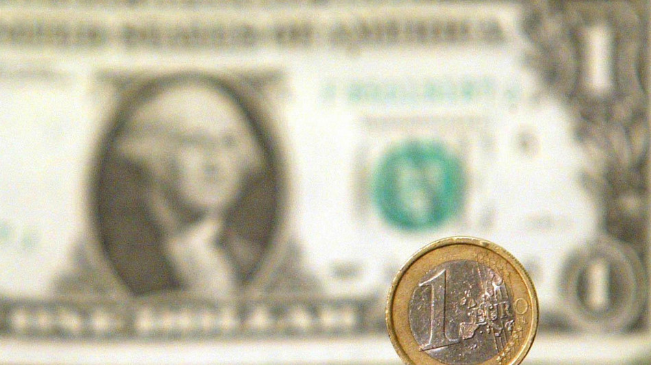 Euro in calo, scambiato a 1,1568 dollari