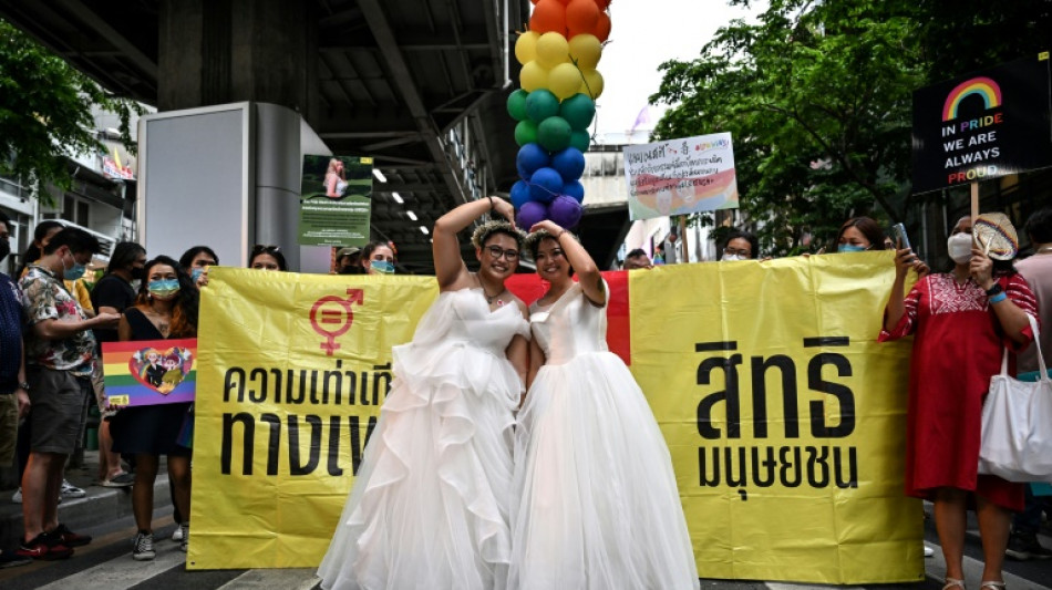 Tail&acirc;ndia avan&ccedil;a lei que permite casamento homoafetivo