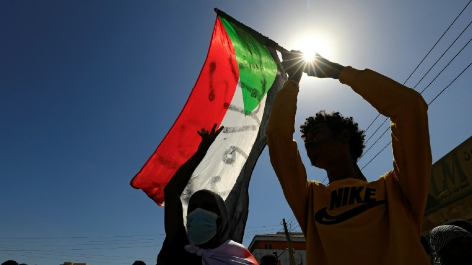 Miles de sudaneses se manifiestan contra el golpe de Estado pese a los gases lacrim&oacute;genos