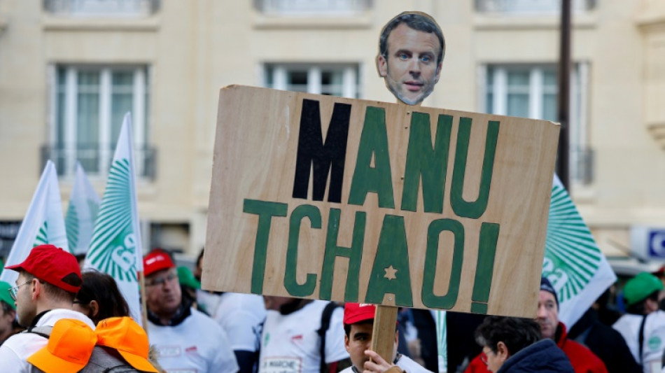 Heurts et hu&eacute;es contre Macron, qui d&eacute;bat avec quelques agriculteurs