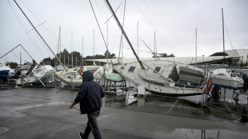 Ciaran: la France r&eacute;pare les d&eacute;g&acirc;ts, Macron appelle &agrave; rester "vigilants"