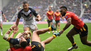 Makinson drives England into League semis, Kiwis beat Fiji