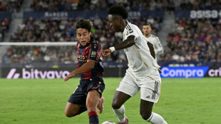 Com dois de Mbapp&eacute; e um de Vini, Real Madrid vence Levante e dispara na lideran&ccedil;a