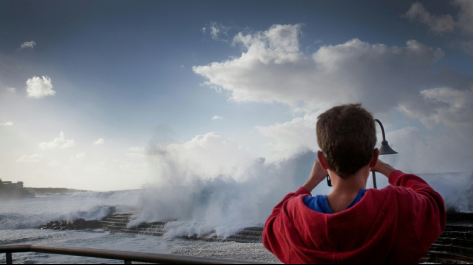 Ascienden a cuatro los muertos por el fuerte oleaje en las islas Canarias