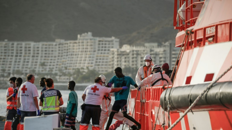 Rescatistas reanudan b&uacute;squeda de migrantes cerca de Canarias