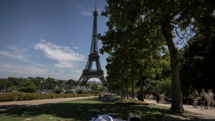 Torre Eiffel e museus de Paris fechar&atilde;o mais cedo durante onda de calor