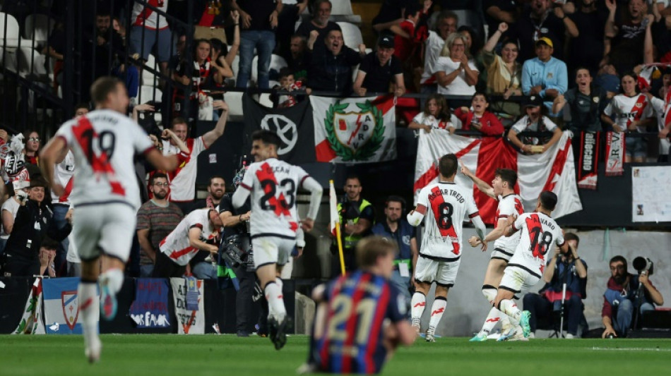 L&iacute;der Bar&ccedil;a perde para Rayo Vallecano (2-1); Atl&eacute;tico comemora 120 anos com vit&oacute;ria sobre Mallorca