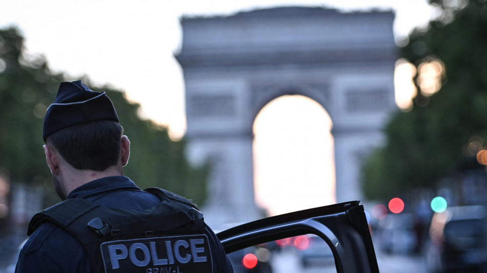 Tre feriti in un attacco con il coltello a Parigi, fermato un uomo