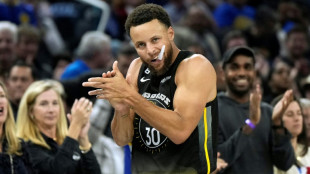 Curry dazzles in Warriors win, Lakers fall to Kings