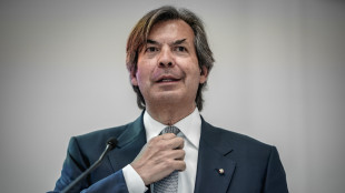 Intesa oltre le attese, l'utile del semestre a 5,5 miliardi