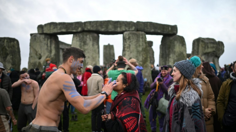 Milhares de pessoas celebram o solst&iacute;cio de inverno em Stonehenge