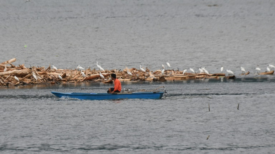 Miles de evacuados por potente tif&oacute;n que arremeti&oacute; contra Filipinas