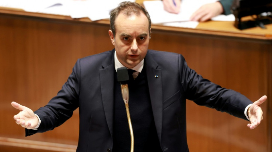Lecornu re&ccedil;oit les syndicats, Macron appelle &agrave; "la fermet&eacute;"