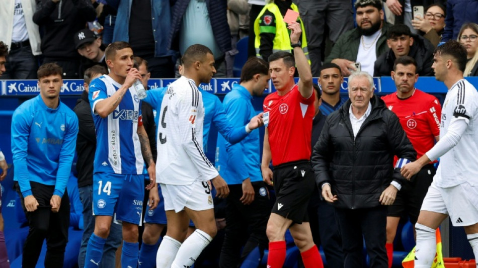Real Madrid vence Alav&eacute;s (1-0) e segue ritmo do l&iacute;der Bar&ccedil;a; Mbapp&eacute; &eacute; expulso