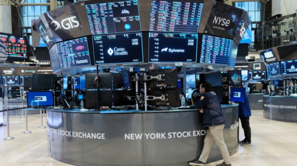 Wall Street commence en hausse une semaine charg&eacute;e en r&eacute;sultats