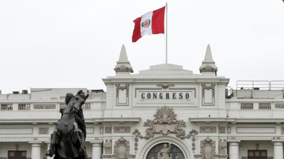 Congresso do Peru declara 'persona non grata' presidente do M&eacute;xico
