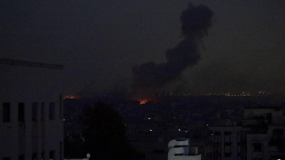 Media, attacco israeliano a Gaza City, almeno 10 morti