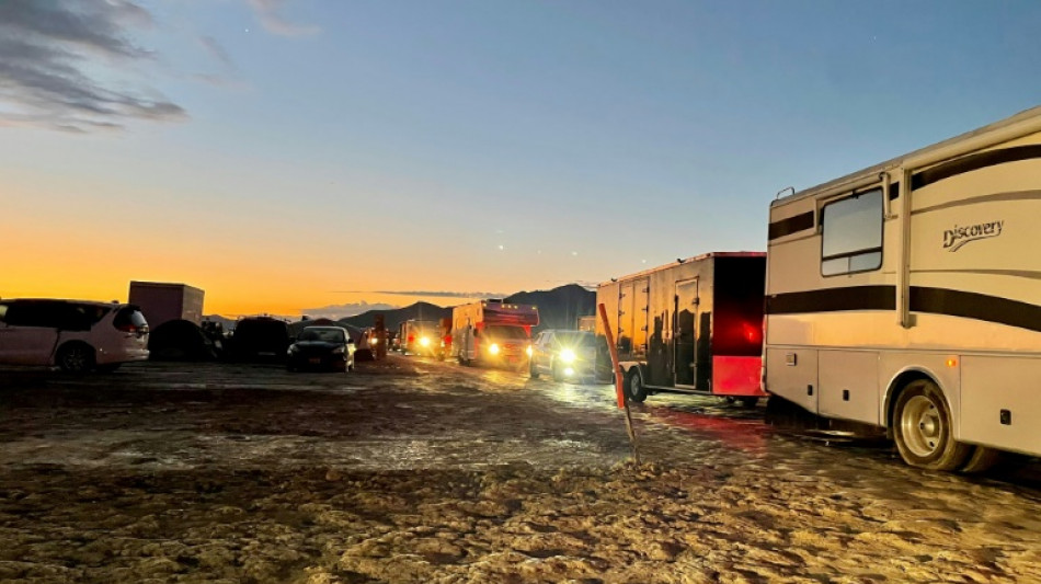 Milhares de pessoas enfrentam sa&iacute;da lenta do Burning Man ap&oacute;s edi&ccedil;&atilde;o ca&oacute;tica