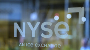 Wall Street, l&eacute;g&egrave;rement dans le rouge, tente de terminer sur une semaine positive