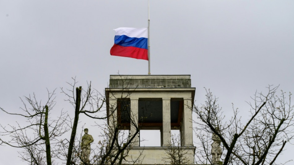 Frau bedroht Objektsch&uuml;tzerin vor russischer Botschaft in Berlin mit Messer 