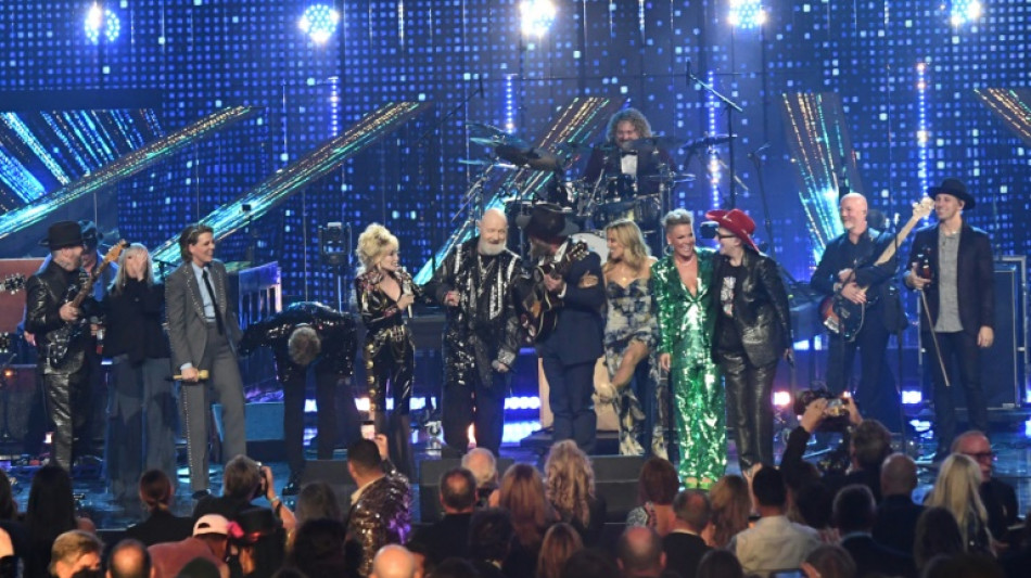 "&iexcl;Ahora soy una estrella de rock!": Dolly y Eminem se unen al Sal&oacute;n de la Fama del Rock