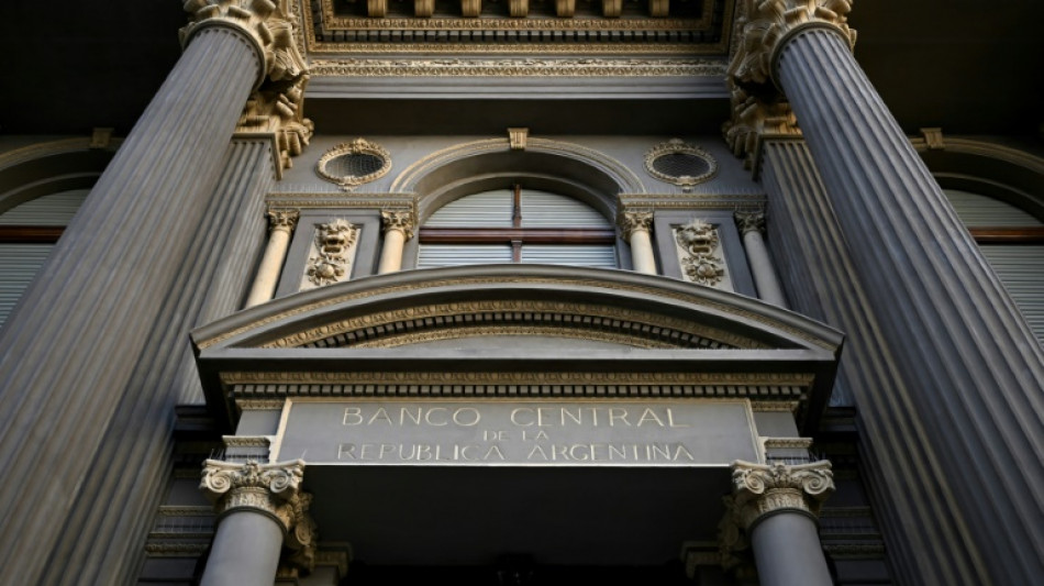 Peso argentino se desvaloriza mais de 8% após suspensão do controle cambiário