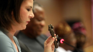 Baerbock gibt in Nigeria 20  Benin-Bronzen zur&uuml;ck